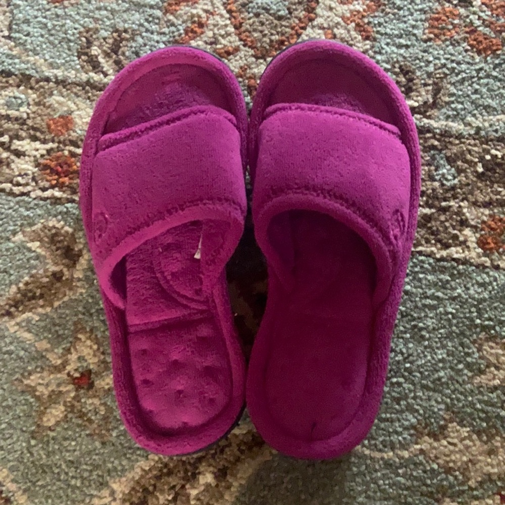 Isotoner slippers size 6.5-7 but fit like a size 6